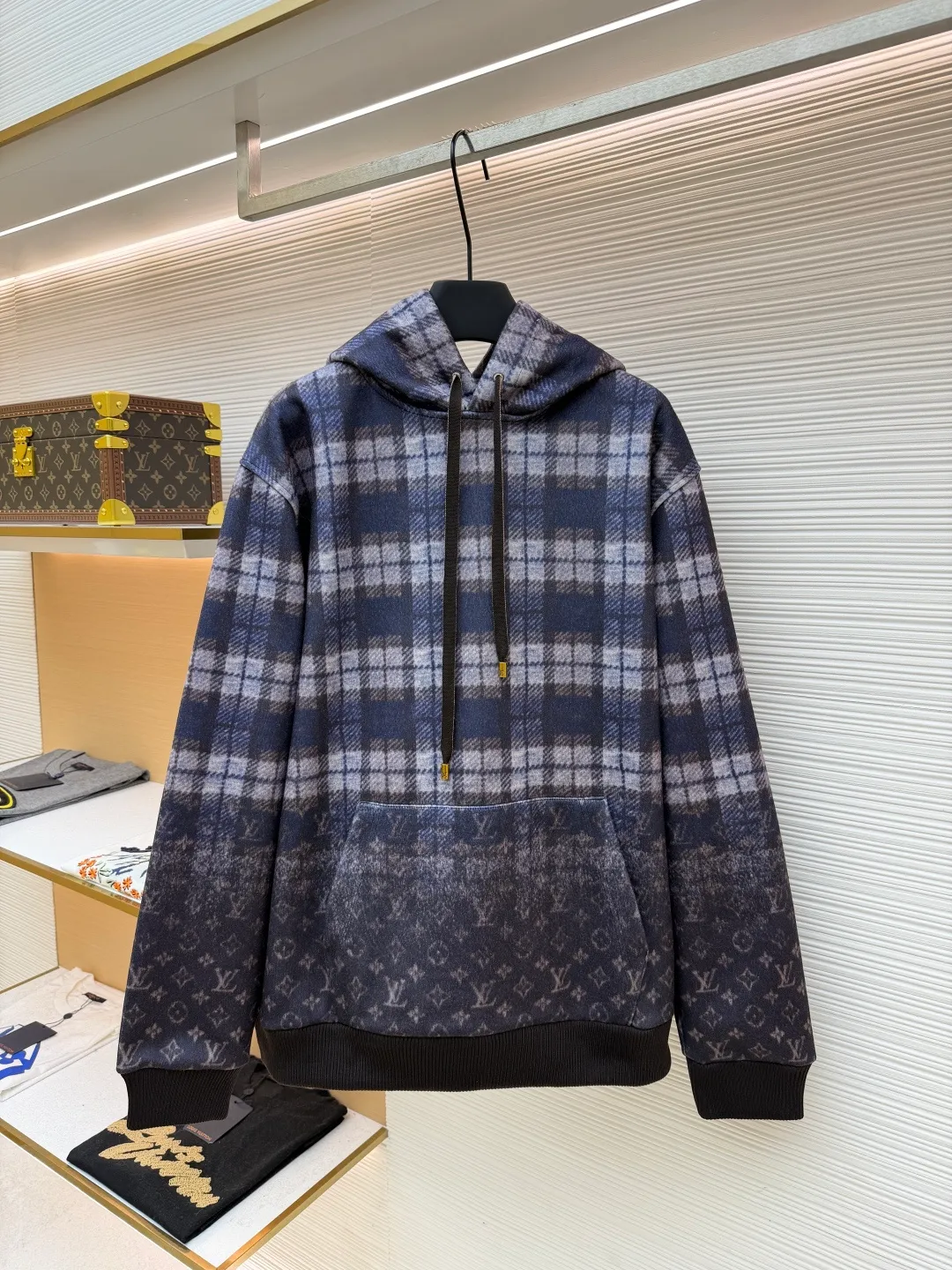 LOUIS VUITTON plaid gradient long-sleeved hoodie ●Original version: Purchased and developed for 15100 ●Item number: 1681896-B40 ●Fabric: wool blended fabric ●Technology: Digital direct printing ●Color: Purple ●Version: Fitted version ●Weight: about 1035 grams ●Size: S-M-L-XL ●Description: This hooded sweatshirt uses splicing technology to create a layered texture: the upper part is made of wool blended fabric with a blue and gray plaid pattern, and is pre-shrunk to ensure a stable fit; the lower part and sleeves use digital printing technology to present a gradient Monogram dark pattern, and the ink penetrates the fiber to achieve high color fastness. The hood has a built-in invisible lining to enhance stiffness, and the drawstring is made of wear-resistant nylon rope with a metal bell for smooth pulling. The front kangaroo pocket is made of welted bag technology, and the edge of the bag mouth is reinforced with double stitching. The cuffs and hem are made of ribbed knitted fabric, and the elastic hemming fits the body shape. The seams throughout the garment are high-strength stitches of the same color. Precision sewing every 3cm/12 stitches improves durability. The overall craftsmanship takes into account both visual details and practical durability. The overall wiring is straight and delicate, the fabric is comfortable and soft, and the color is consistent without color difference. It can be matched with the same style to create a fashionable look and control various occasions. Customized accessories, complete with three standards, same style for men and women!